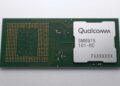 رندر حرفه‌ای و تبلیغاتی از چیپست Qualcomm مدل SM8975 با طراحی مدار چاپی سبز رنگ و پخش‌کننده حرارت فلزی نقره‌ای که کدهای فنی 101-BC روی آن حک شده است؛ نمایی از مهندسی پیشرفته نیمه‌هادی‌های اسنپدراگون.
