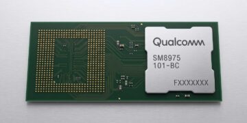 رندر حرفه‌ای و تبلیغاتی از چیپست Qualcomm مدل SM8975 با طراحی مدار چاپی سبز رنگ و پخش‌کننده حرارت فلزی نقره‌ای که کدهای فنی 101-BC روی آن حک شده است؛ نمایی از مهندسی پیشرفته نیمه‌هادی‌های اسنپدراگون.