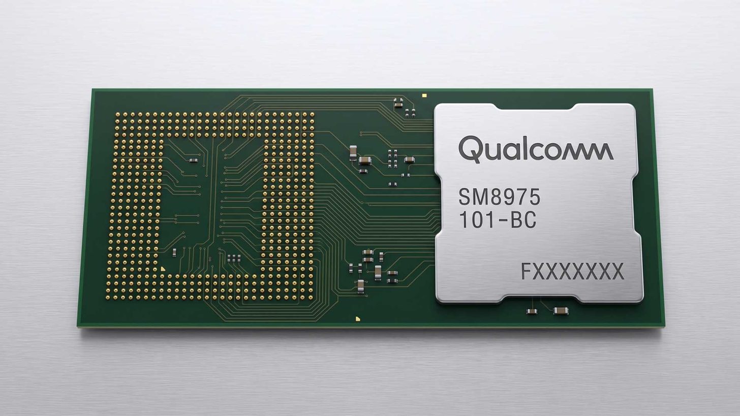 رندر حرفهای و تبلیغاتی از چیپست Qualcomm مدل SM8975 با طراحی مدار چاپی سبز رنگ و پخشکننده حرارت فلزی نقرهای که کدهای فنی 101-BC روی آن حک شده است؛ نمایی از مهندسی پیشرفته نیمههادیهای اسنپدراگون.