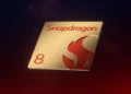 چیپست پردازنده طلایی و براق اسنپدراگون با لوگوی قرمز آتشین و نوشته Snapdragon 8 Gen 5 روی پسزمینه گرادیان تیره.