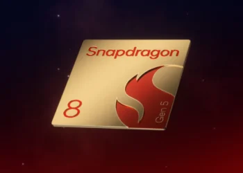 چیپست پردازنده طلایی و براق اسنپدراگون با لوگوی قرمز آتشین و نوشته Snapdragon 8 Gen 5 روی پس‌زمینه گرادیان تیره.