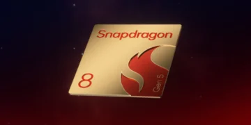 چیپست پردازنده طلایی و براق اسنپدراگون با لوگوی قرمز آتشین و نوشته Snapdragon 8 Gen 5 روی پسزمینه گرادیان تیره.