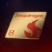 چیپست پردازنده طلایی و براق اسنپدراگون با لوگوی قرمز آتشین و نوشته Snapdragon 8 Gen 5 روی پسزمینه گرادیان تیره.