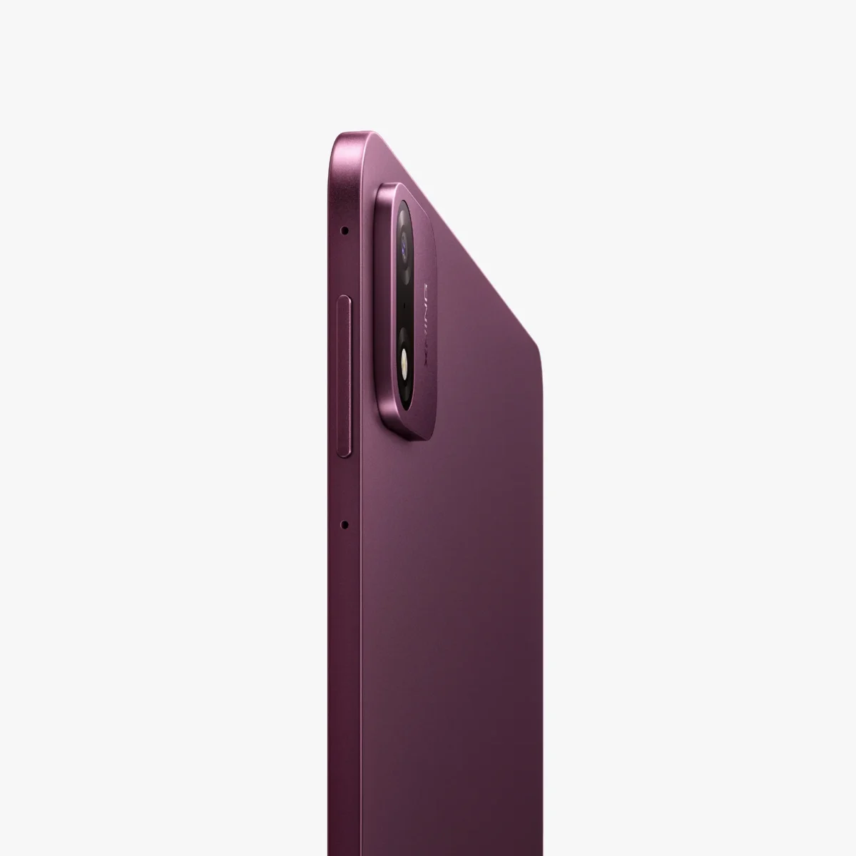 نمای جانبی باریک تبلت شیائومی Pad 9 Pro Max با بدنه بنفش و ماژول دوربین برجسته در لبه بالایی.
