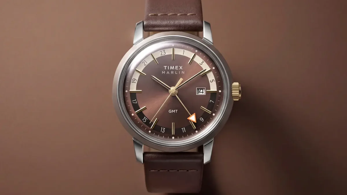 ساعت مچی عقربهای Timex Marlin Quartz GMT با صفحه گرد قهوهای متالیک، عقربه GMT نارنجی و بند چرمی کلاسیک