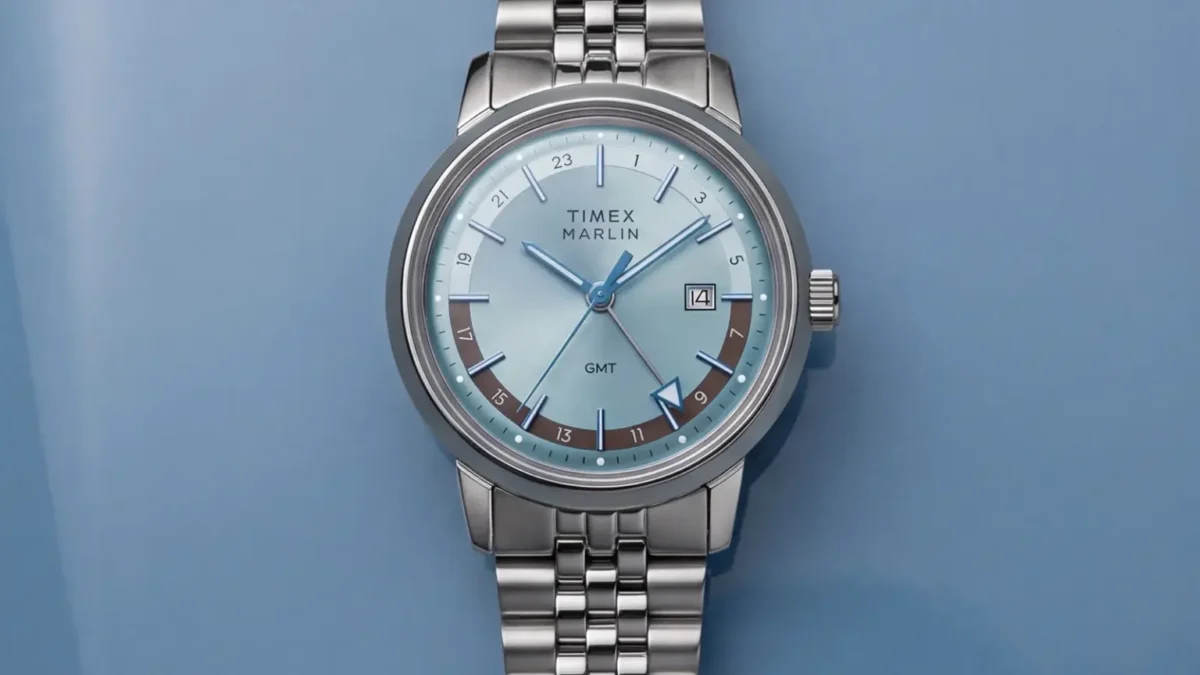 ساعت مچی مردانه Timex Marlin Quartz GMT با صفحه آبی روشن، بند فلزی نقرهای، قاب گرد استیل و نمایشگر تاریخ