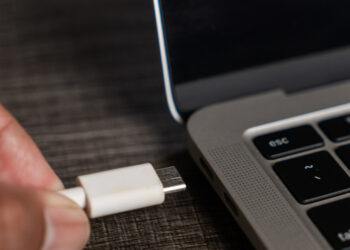 چگونه بفهمیم پورت USB-C از خروجی تصویر پشتیبانی می‌کند؟