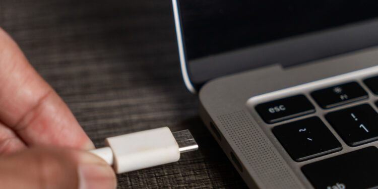 چگونه بفهمیم پورت USB-C از خروجی تصویر پشتیبانی می‌کند؟