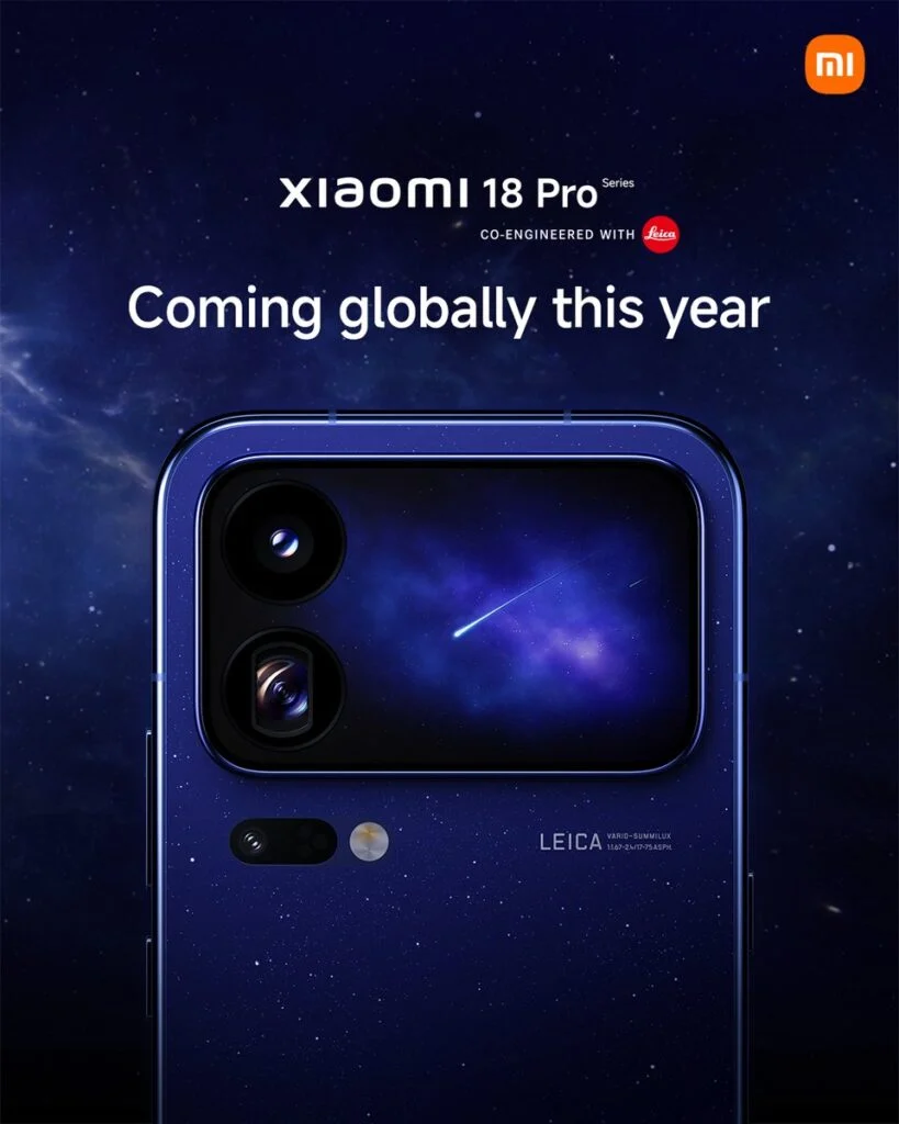 پوستر تبلیغاتی معرفی جهانی سری Xiaomi 18 Pro با همکاری لایکا روی پسزمینه آسمان پرستاره شب، نمایش پنل پشتی آبیرنگ گوشی با ماژول دوربین مستطیلی و نمایشگر ثانویه با تصویر شهابسنگ.
