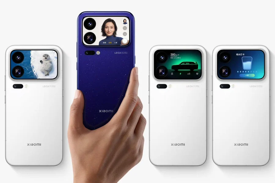 نمای پشت گوشیهای هوشمند Xiaomi 18 Pro در رنگهای آبی براق و سفید، در دست کاربر و در حالتهای مختلف که عملکرد نمایشگر ثانویه پشت را در نمایش منظرهیاب عکاسی، ویجت باتری خودرو و یادآور نوشیدن آب نشان میدهد.