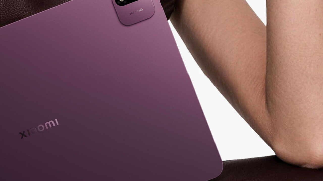 نمای نزدیک از پشت تبلت بنفش شیائومی Pad 9 Pro Max با لوگوی شیائومی و دوربین دوگانه، در حالی که کاربر آن را در دست گرفته است.