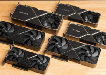 عکس محصول درآمده از شش کارت گرافیک انویدیا GeForce RTX 3090، 3080 Ti، 3080 و… با فن‌های دوتایی روی میز چوبی.