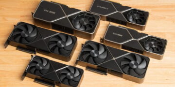 عکس محصول درآمده از شش کارت گرافیک انویدیا GeForce RTX 3090، 3080 Ti، 3080 و… با فنهای دوتایی روی میز چوبی.