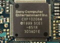 تصویر ماکرو از چیپ‌ست پردازنده سونی با عبارت حک‌شده Sony Computer Entertainment Inc و کد قطعه CXP102064 روی برد الکترونیکی