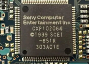 تصویر ماکرو از چیپ‌ست پردازنده سونی با عبارت حک‌شده Sony Computer Entertainment Inc و کد قطعه CXP102064 روی برد الکترونیکی