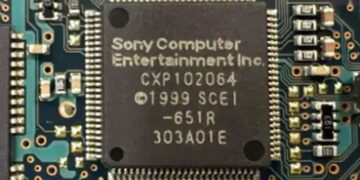 تصویر ماکرو از چیپ‌ست پردازنده سونی با عبارت حک‌شده Sony Computer Entertainment Inc و کد قطعه CXP102064 روی برد الکترونیکی