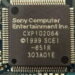 تصویر ماکرو از چیپست پردازنده سونی با عبارت حکشده Sony Computer Entertainment Inc و کد قطعه CXP102064 روی برد الکترونیکی