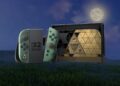 پکیج کامل کنسول نینتندو سوییچ ۲ نسخه سفارشی The Legend of Zelda شامل داک با طرح هندسی طلایی و مشکی نماد تریفورس، کنترلرها و گریپ روی پس‌زمینه چمنزار زیر نور ماه شبانه.