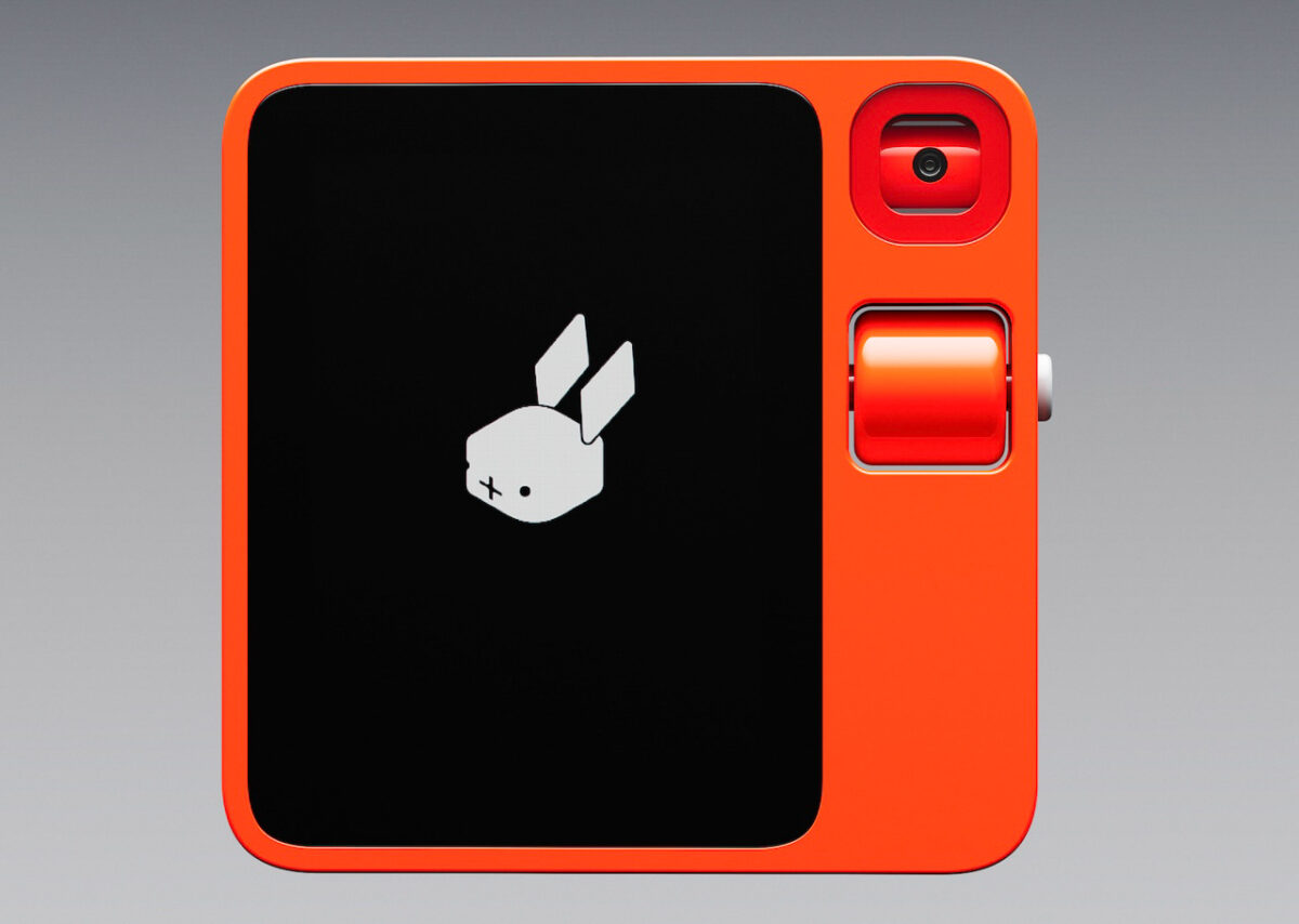دستگاه هوش مصنوعی Rabbit R1 با بدنه نارنجی و نمایشگر مشکی
