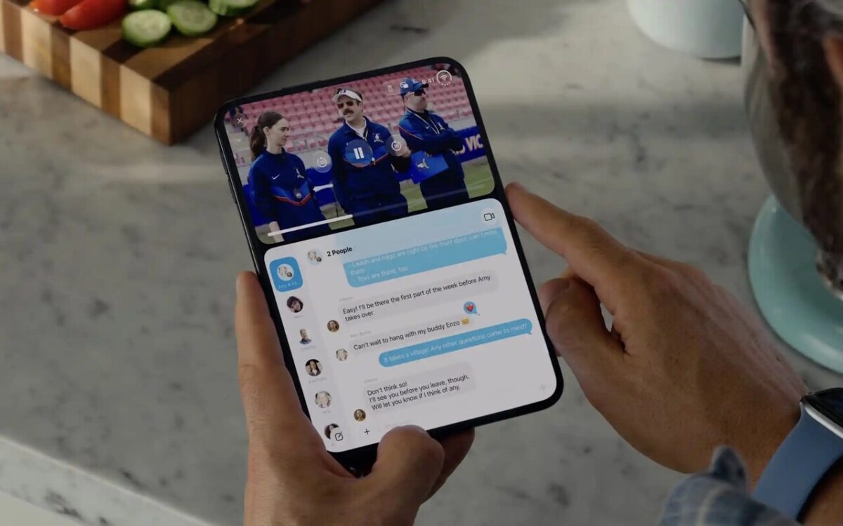 تصویری از آیفون تاشوی اپل با نام iPhone Duo در دست کاربر