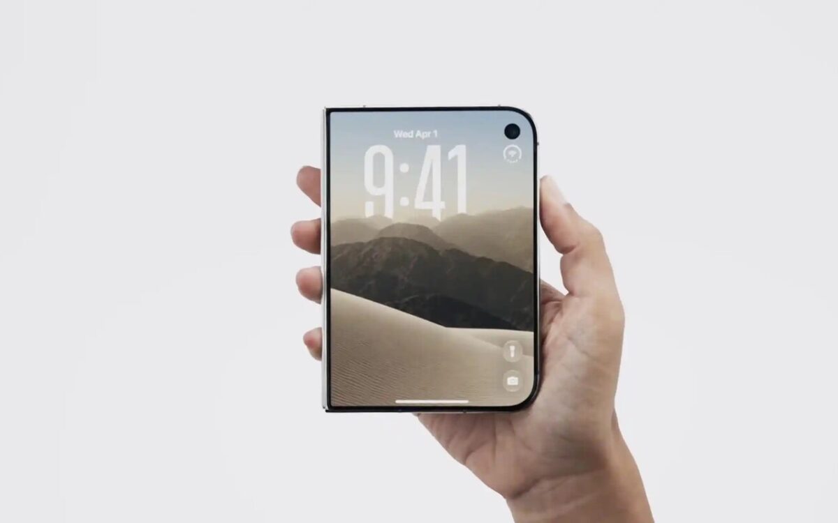 تصویری از آیفون تاشوی اپل با نام iPhone Duo در دست کاربر