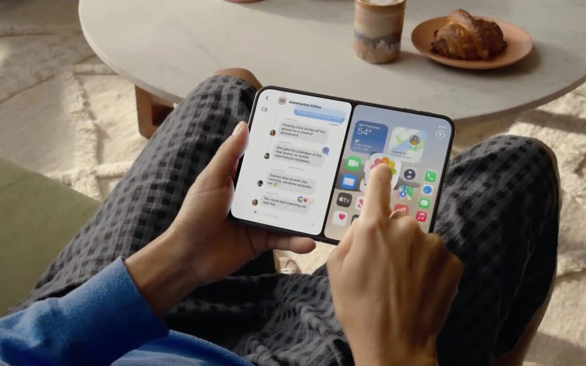 تصویری از آیفون تاشوی اپل با نام iPhone Duo در دست کاربر