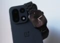 تصویری از اپل واچ در کنار گوشی اندرویدی OnePlus