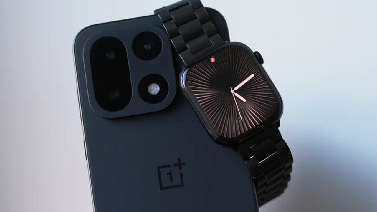 تصویری از اپل واچ در کنار گوشی اندرویدی OnePlus