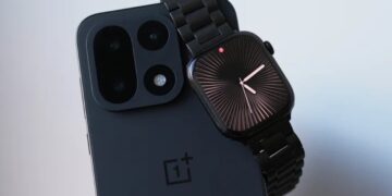 تصویری از اپل واچ در کنار گوشی اندرویدی OnePlus