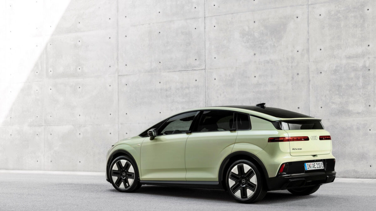 نمای عقب و جانبی آئودی A2 E-tron در مقابل ساختمان بتنی مدرن