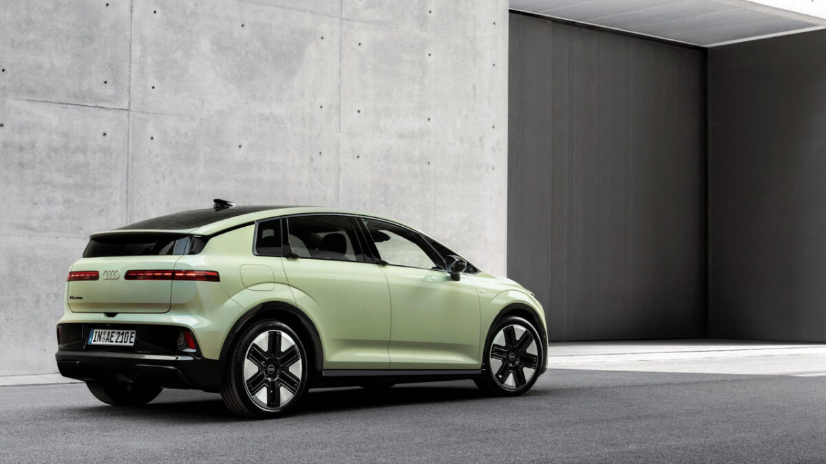 نمای سهرخ عقب آئودی A2 E-tron با سقف مشکی و رینگهای بزرگ