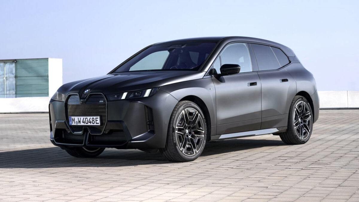 نمای بیرونی شاسیبلند برقی BMW iX با بدنه مشکی و طراحی جلوپنجره بزرگ