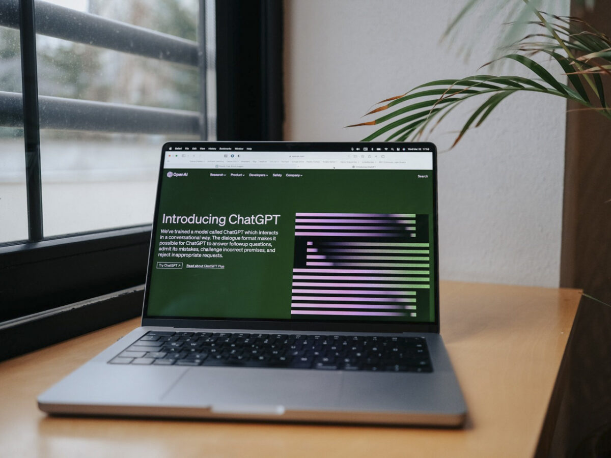 لپتاپی روی میز که وبسایت ChatGPT را در مرورگر نمایش میدهد.