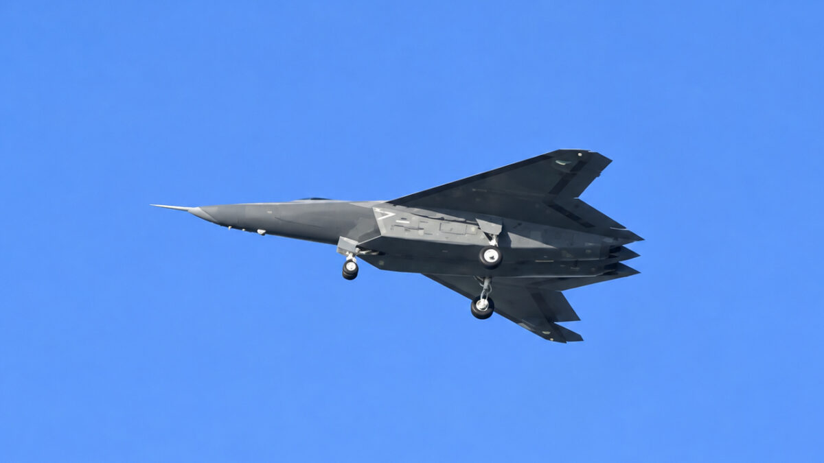 جنگنده J-50 چین در حال پرواز در آسمان با ارابه فرود باز