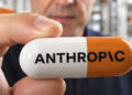 کپسولی با نام Anthropic در دست یک پژوهشگر داخل محیط آزمایشگاهی