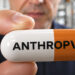 کپسولی با نام Anthropic در دست یک پژوهشگر داخل محیط آزمایشگاهی