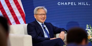 تماس جنجالی ترامپ با جنسن هوانگ؛ رباتها قرار نیست بر انسانها غلبه کنند