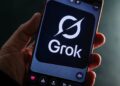 تصویری از لوگوی Grok روی تلفن همراه