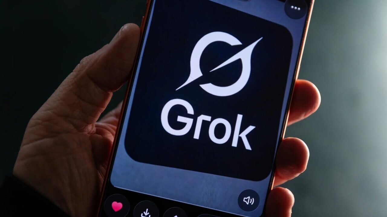 تصویری از لوگوی Grok روی تلفن همراه