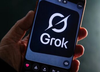 تصویری از لوگوی Grok روی تلفن همراه