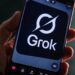 تصویری از لوگوی Grok روی تلفن همراه
