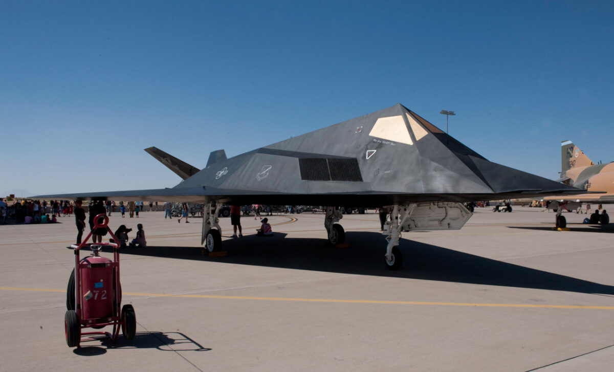 جنگنده رادارگریز F-117 نایتهاوک در نمایش هوایی روی باند فرودگاه