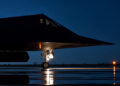 نمای نزدیک جنگنده رادارگریز F-117 نایتهاوک هنگام حرکت روی باند در تاریکی شب