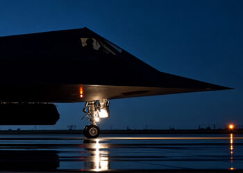 نمای نزدیک جنگنده رادارگریز F-117 نایت‌هاوک هنگام حرکت روی باند در تاریکی شب