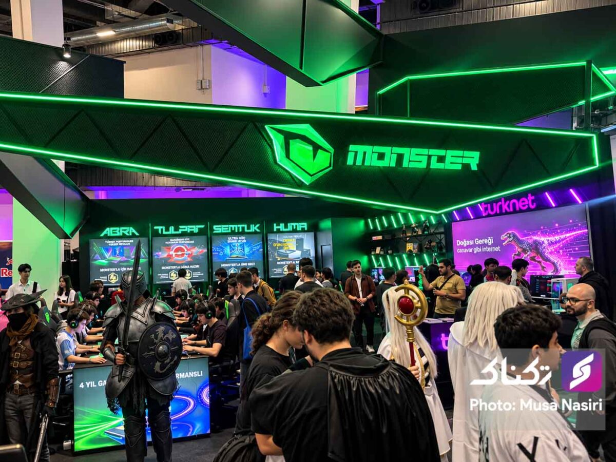 غرفه بزرگ Monster با حضور گیمرها و کازپلیرها در نمایشگاه گیمینگ استانبول ۲۰۲۶