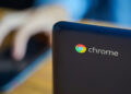 تصویری از ChromeBook و کاربر در حال استفاده از آن
