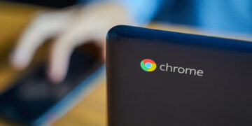 تصویری از ChromeBook و کاربر در حال استفاده از آن