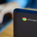 تصویری از ChromeBook و کاربر در حال استفاده از آن