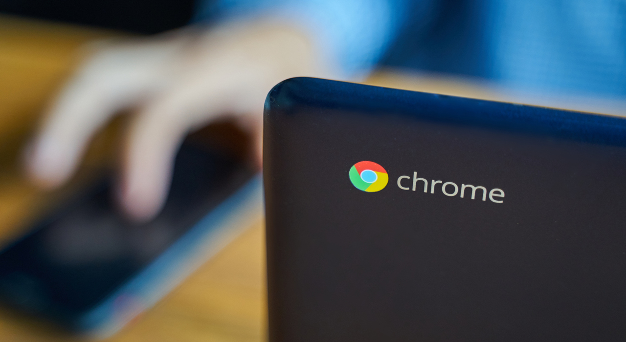 تصویری از ChromeBook و کاربر در حال استفاده از آن