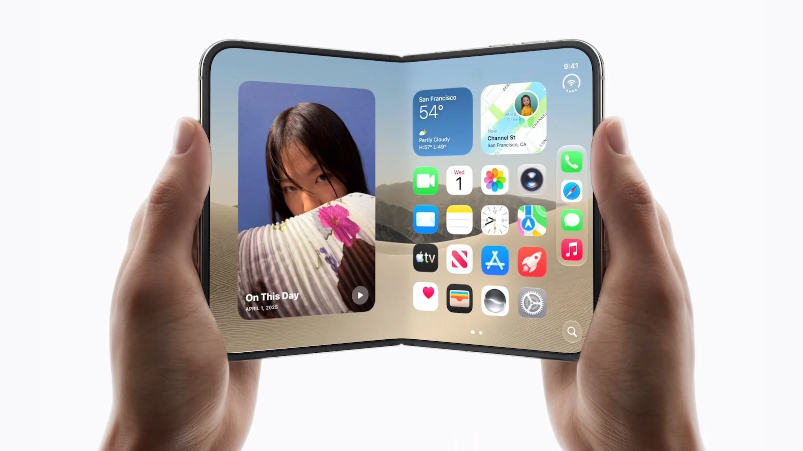 دستهایی که یک iPhone Duo مفهومی را در حالت کاملاً باز نگه داشتهاند؛ نمایشگر گسترده دستگاه رابط کاربری iOS، ویجت آبوهوا، عکس و آیکونهای برنامهها را نشان میدهد.
